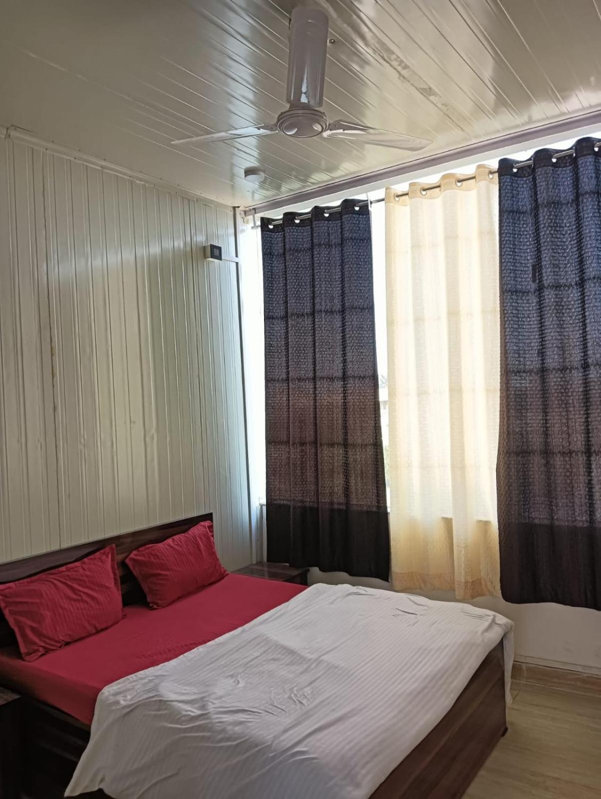 Hotel Krishna Fun Land Mathura Esterno foto