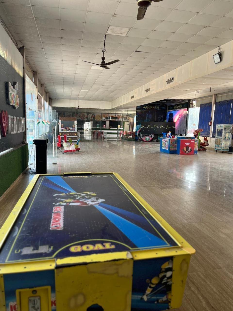 Hotel Krishna Fun Land Mathura Esterno foto